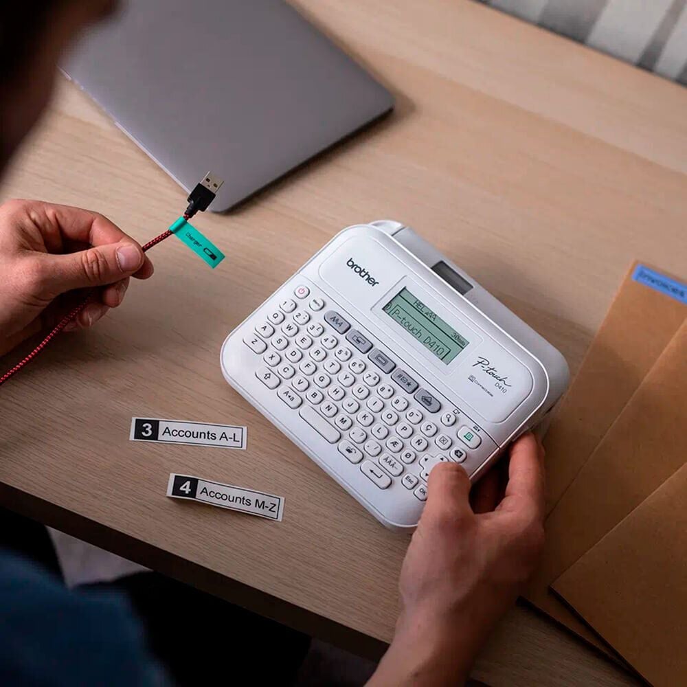 Brother Beschriftungsgerät P-touch D410VP, für TZe-Schriftbänder 3,5-18mm, QWERTZ-Tastatur, LC-Display, inkl. Schriftband, USB-Kabel, Netzadapter, Hartschalenkoffer