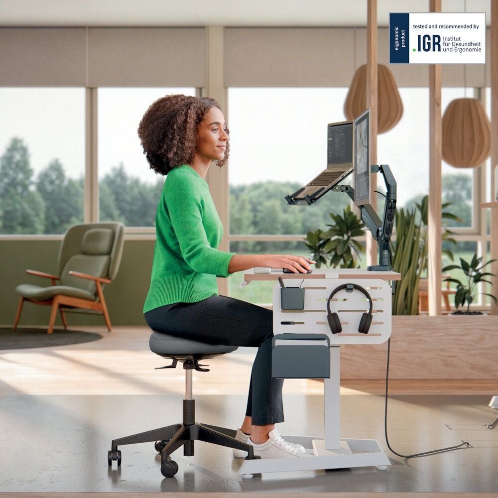Sitzhocker Leitz Ergo Active 65770095, 47-60cm Sitzhöhe, dreieckiger Sitz mit
farbigem Bezug, Rollen für alle Bodenarten, grau
