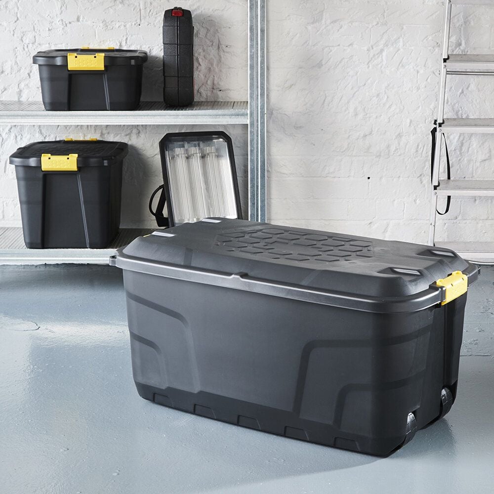 Aufbewahrungsboxen Fellowes Bankers Box 100143946, 145 Liter, Außenmaße: 520x940x450mm (BxTxH), 95% recycelter Kunststoff, Deckel, Spannverschlüsse, Rollen, schwarz, schwarz
