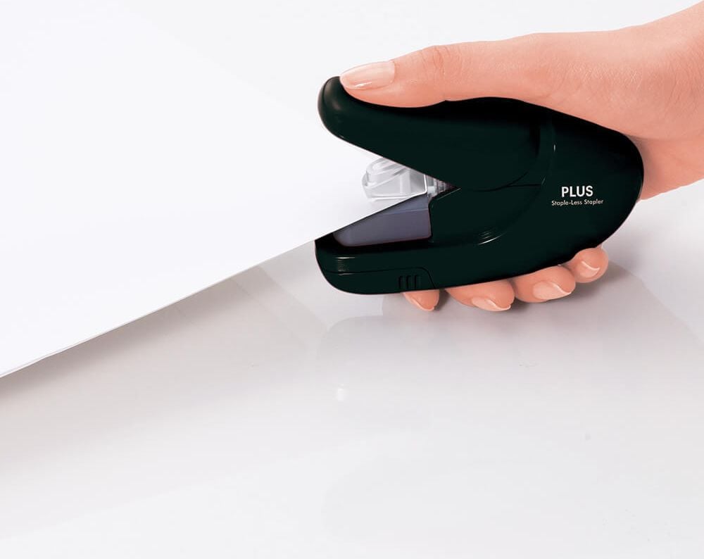 Heftgerät PLUS Japan SL-106AB, bis 5 Blatt, Einlegetiefe: ca. 20mm,
klammerlos, pink