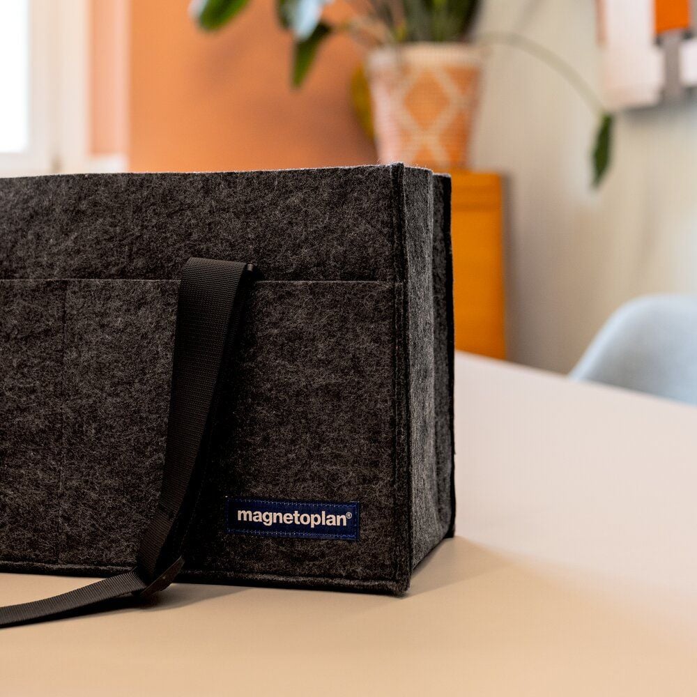 Aufbewahrungstasche Magnetoplan Hot Desking Bag, 45x25x15cm, 100% recycelter Polyester-Filz, 2
große Einsteckfächer, 7 separate Fächer, grau
