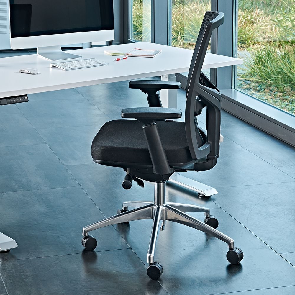 Bürodrehstuhl a-series AS1533 mit Lendenwirbelstütze, hohe Rückenlehne gepolstert Polyester
schwarz, verstellbare Armlehnen, weiche
Doppelrollen, belastbar bis 130 kg