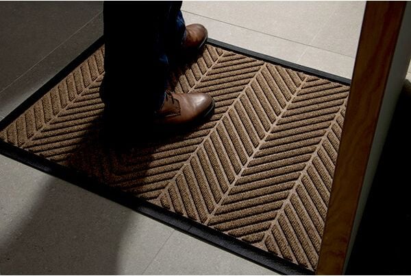 Schmutzfangmatten M+A Matting Waterhog Heringbone, 180x250cm, rechteckig, Innen- und Außenbereich,
profiliertes Fischgrätenmuster, erhöhte
Noppen, Gummirand, beige