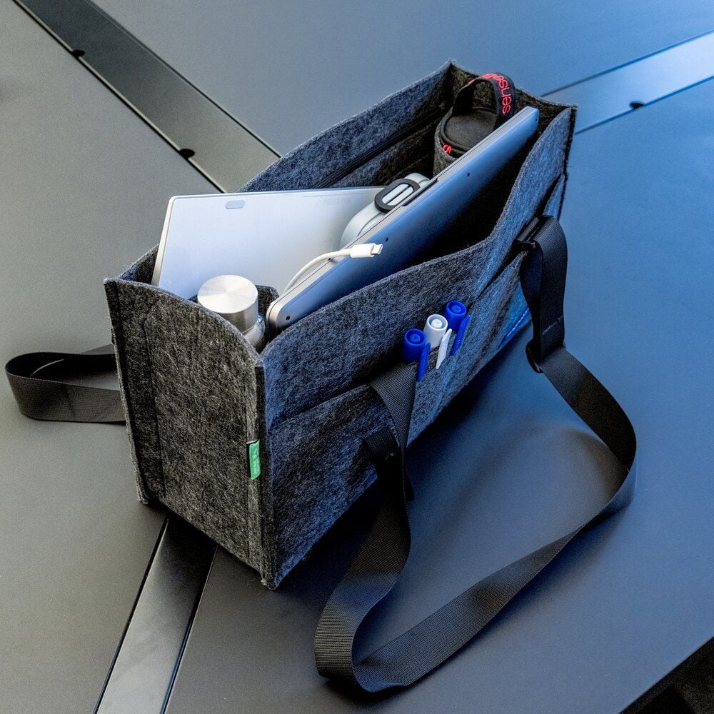 Aufbewahrungstasche Magnetoplan Hot Desking Bag, 45x25x15cm, 100% recycelter Polyester-Filz, 2
große Einsteckfächer, 7 separate Fächer, grau
