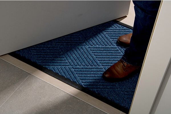 Schmutzfangmatten M+A Matting Waterhog Diamond, 115x180cm, rechteckig, Innen- und Außenbereich,
profiliertes Diamantenmuster, erhöhte Noppen,
Gummirand, navy blau