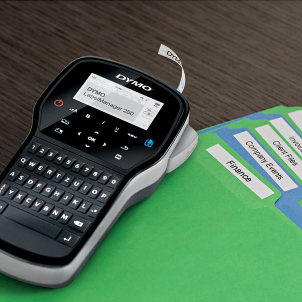 Dymo Labelmanager 280 Koffer S0968990, für D1-Beschriftungsbänder 6-12mm, QWERTZ-
Tastatur, Koffer, Akku, Netztadapter,
2 x D1-Bänder
