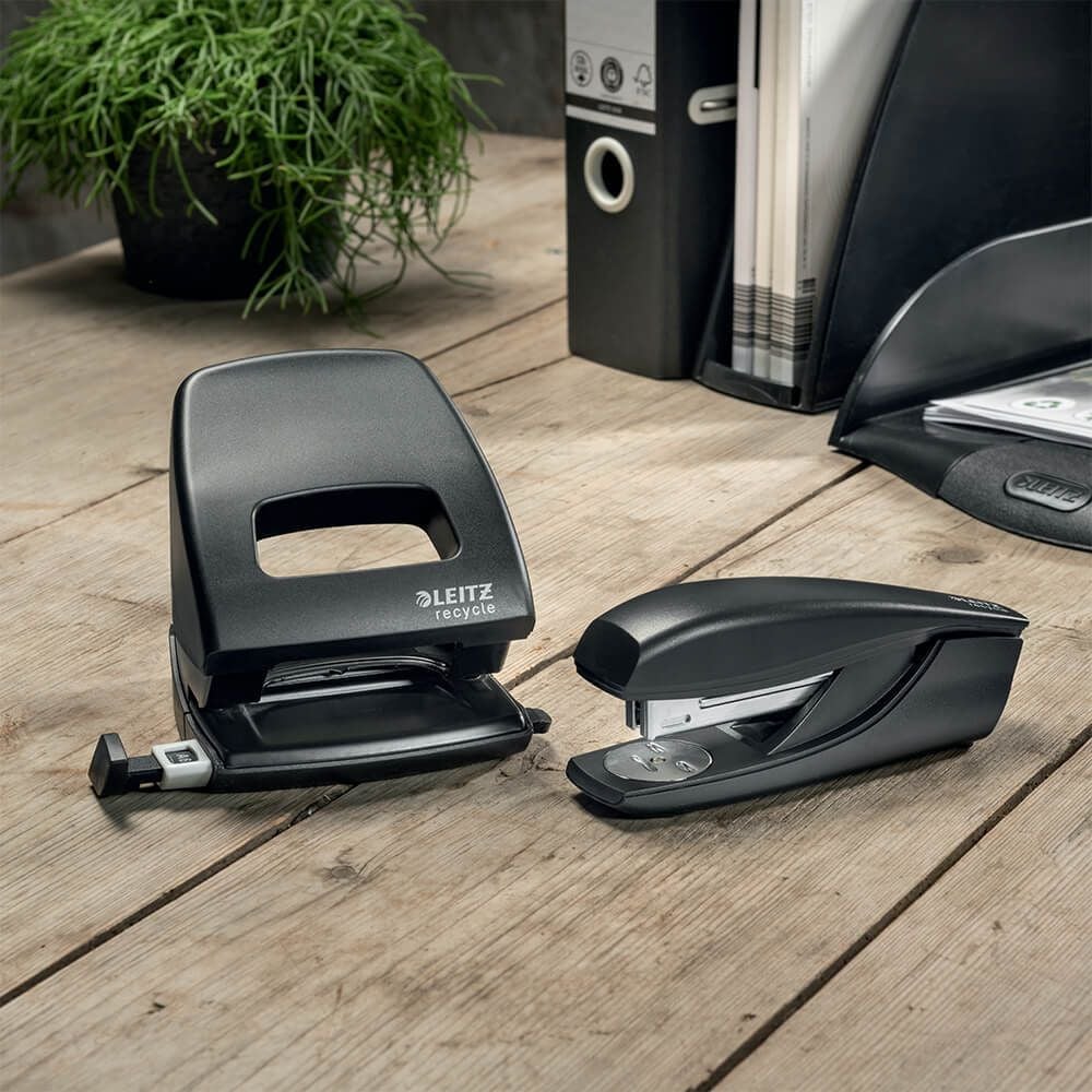 Heftgerät Leitz NeXXt Recycle 5604, bis 30 Blatt, Einlegetiefe: 40mm, für 24/6 + 26/6 Klammern, recycelter Kunststoff, schwarz