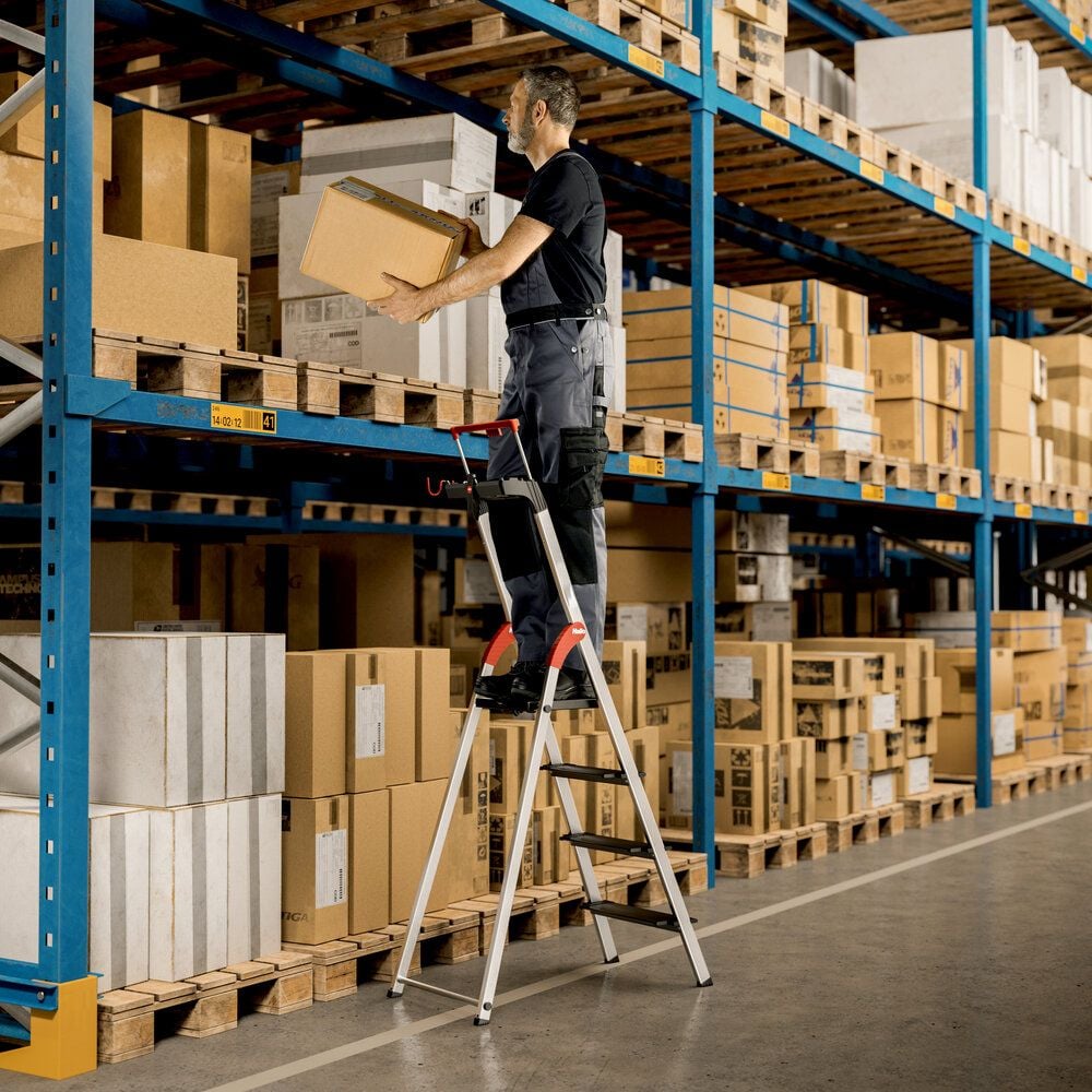Stehleiter Hailo TopLine L100 8050-407, Sicherheits-Stufenstehleiter, 4 Stufen, belastbar bis 150 kg, Multifunktions-Ablage, Eimerschlaufe, Sicherheits-Haltebügel
