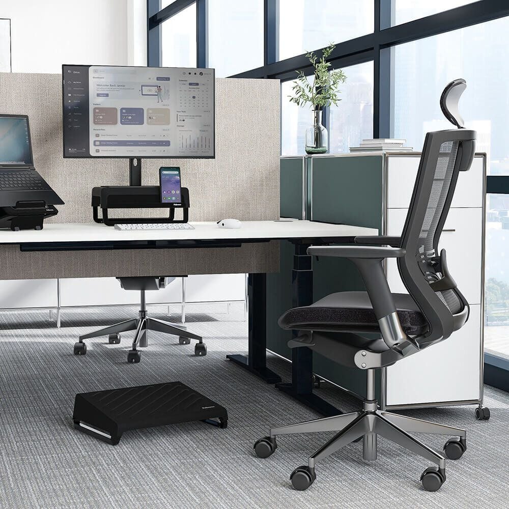 Fußstütze Fellowes BREYTA 100016562/100016563, höhenverstellbar, Wippfunktion, strukturierte Trittfläche, 100% recycelbar, schwarz